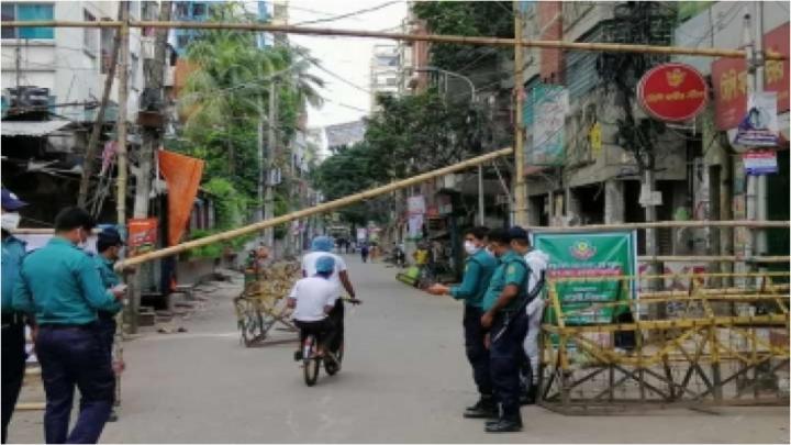 'কঠোর লকডাউন' কার্যকর করতে পুলিশ তৎপর