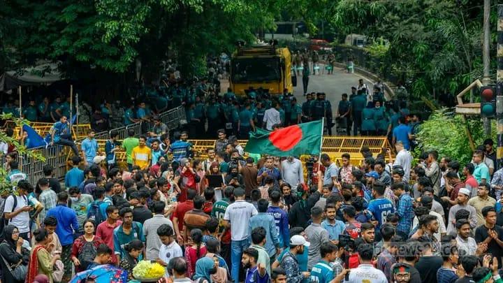 তিন দফা দাবি আদায়ে গণ অনশনে বসেছেন জগন্নাথ বিশ্ববিদ্যালয়ের শিক্ষক ও শিক্ষার্থীরা
